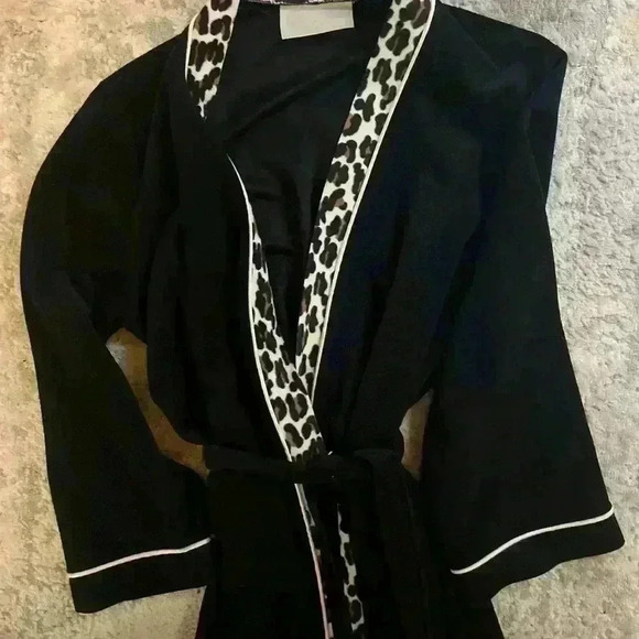 Beautiful and sumptuous vintage Vanity Fair! Size Small! Treat Yo SELF! - Picture 3 of 5